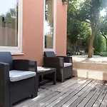 Queen's Garden Hostel *