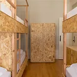 Hostel Queen's Garden *