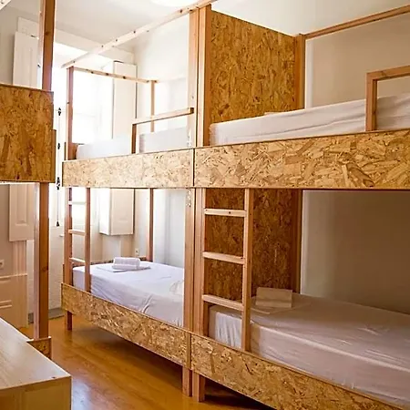 Hostel Queen's Garden *