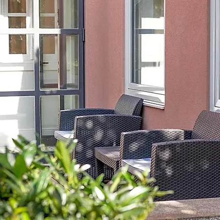 Queen's Garden Hostel *