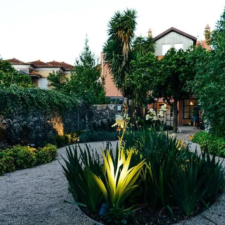 Queen's Garden Hostel *