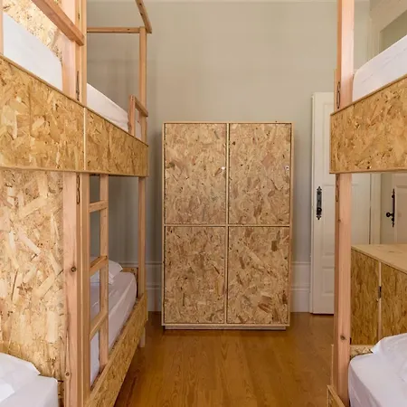 Hostel Queen's Garden *