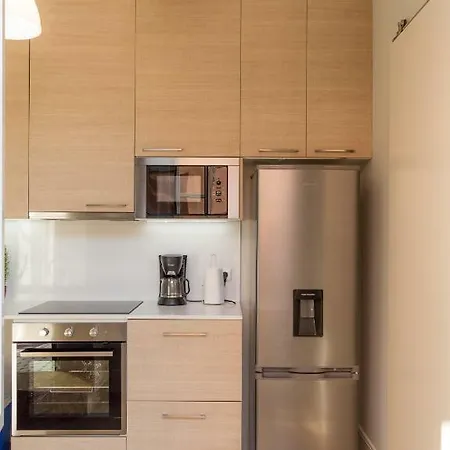 Queen's Garden Hostel *