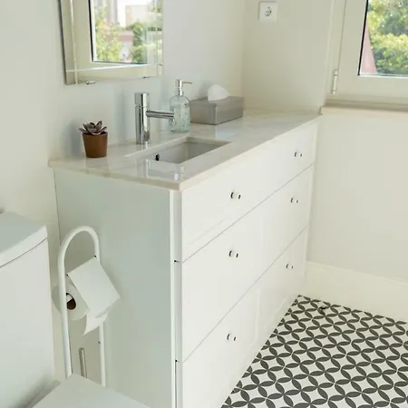 Hostel Queen's Garden *