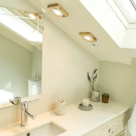 Queen's Garden Hostel *