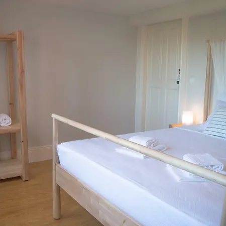 Queens Garden Hostel *