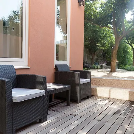 Queen's Garden Albergue *